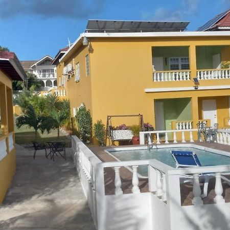 Modrians Bed & Breakfast Runaway Bay Exterior photo