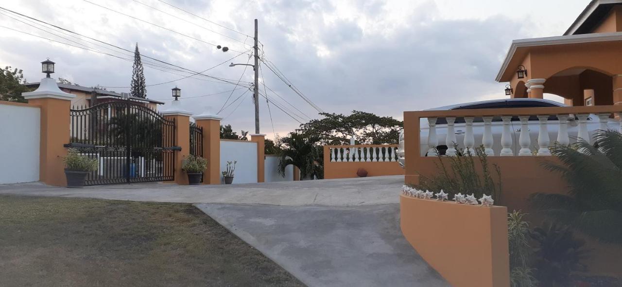 Modrians Bed & Breakfast Runaway Bay Exterior photo
