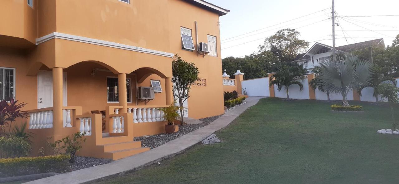 Modrians Bed & Breakfast Runaway Bay Exterior photo