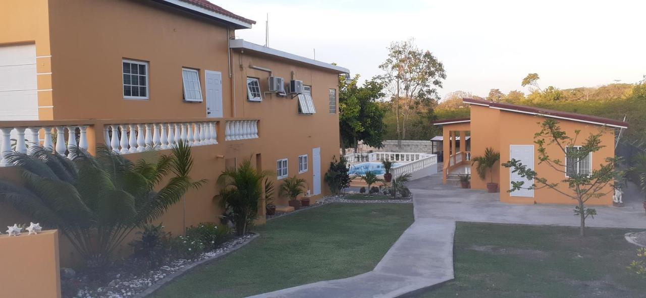 Modrians Bed & Breakfast Runaway Bay Exterior photo
