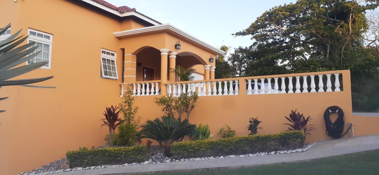 Modrians Bed & Breakfast Runaway Bay Exterior photo