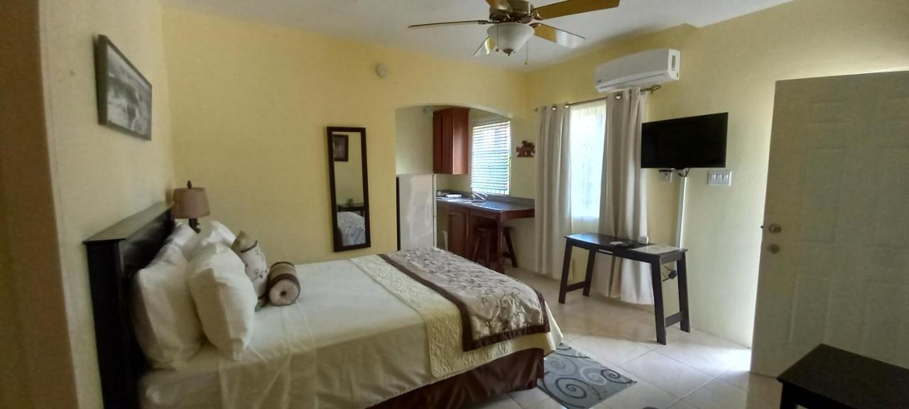 Modrians Bed & Breakfast Runaway Bay Exterior photo