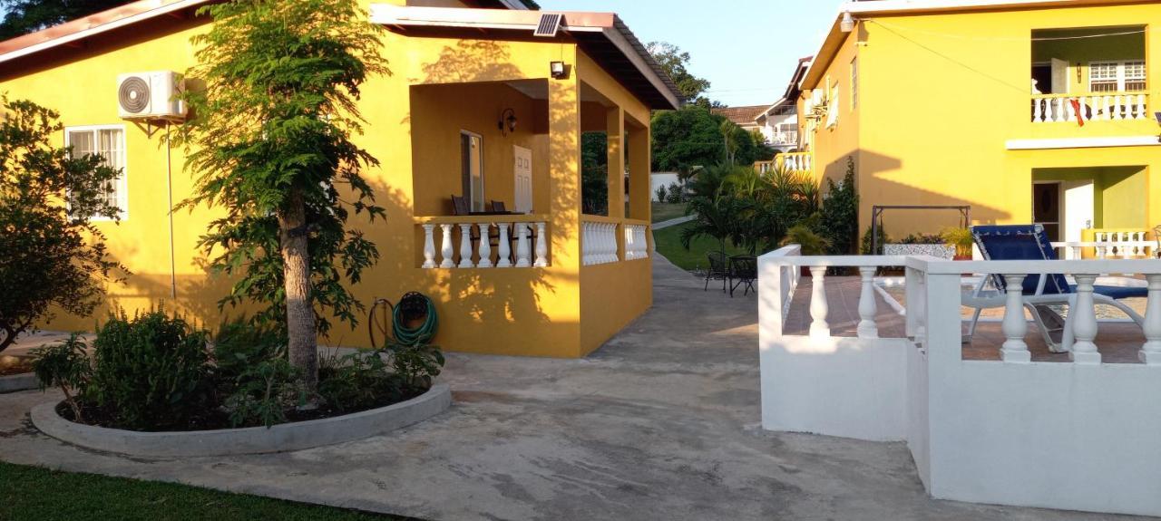 Modrians Bed & Breakfast Runaway Bay Exterior photo