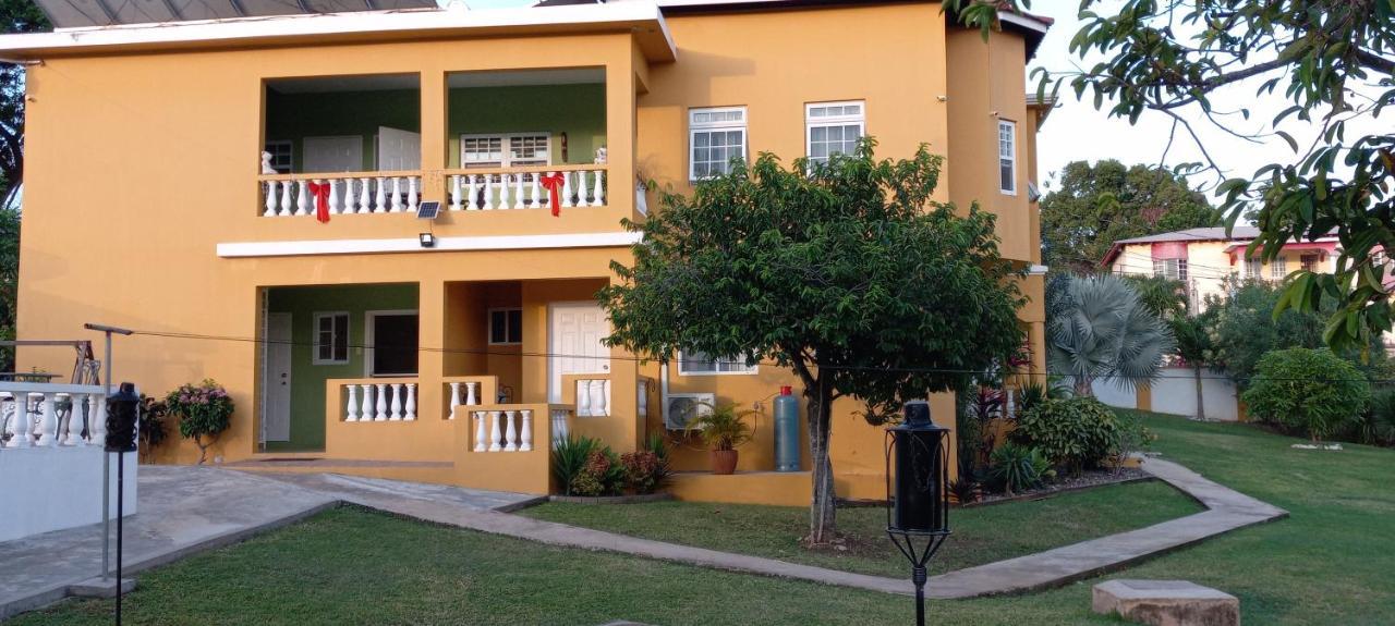 Modrians Bed & Breakfast Runaway Bay Exterior photo